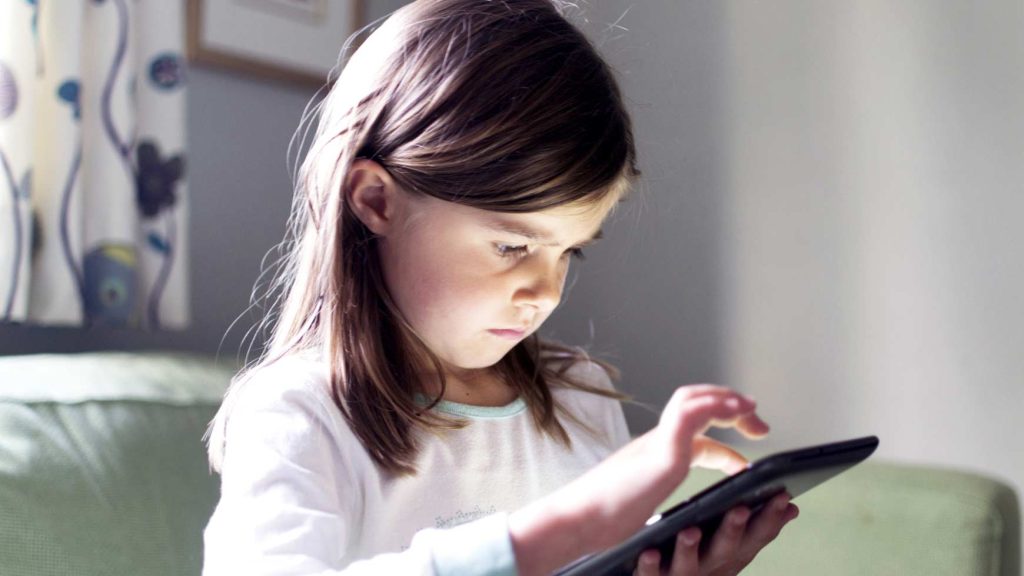 کالای دیجیتال و آسیب به چشم کودک